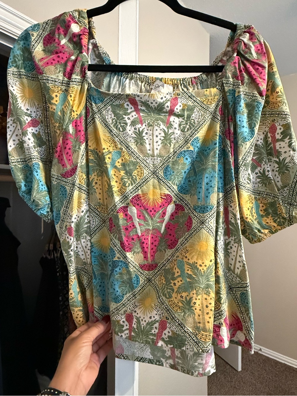 Women’s Multi-Color Printed Puff Sleeve Top